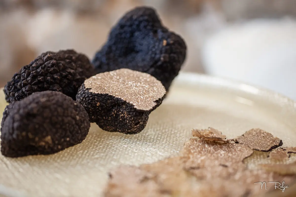 Tartufo affettato al tavolo